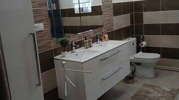 Dusche, Haartrockner, Handtücher, Seife
