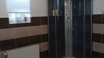 Dusche, Haartrockner, Handtücher, Seife