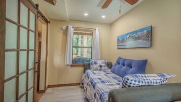 3 bedrooms, desk, iron/ironing board, free WiFi