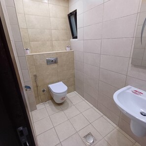 個別の浴槽とシャワー、タオル