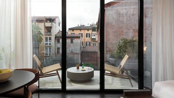 Studio with Balcony | Coin séjour | TV connectée de 50 pouces avec chaßnes numériques