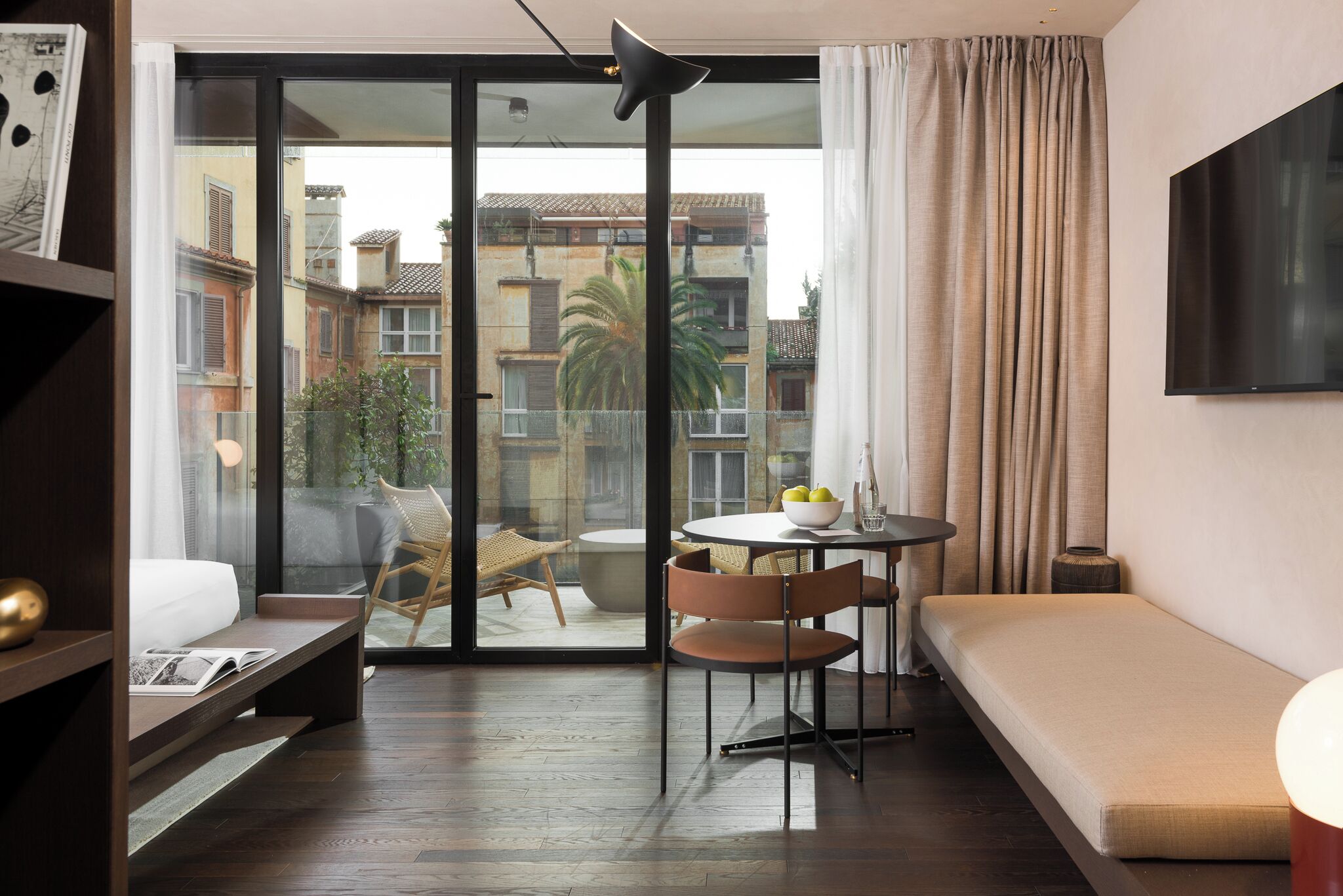 Studio with Balcony | Peralatan tempat tidur hipoalergenik, peti besi dalam bilik 