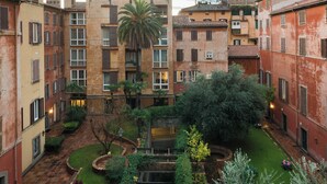 Un patio central con una escalera, rodeado por edificios de varios pisos con balcones y ventanas.