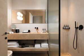 Family Apartment with Balcony | Salle de bain | Douche, douche à « effet pluie », articles de toilette gratuits