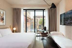 Hypo-allergenic bedding, in-room safe, laptop workspace, blackout drapes - master Trevi (Rome)