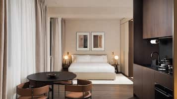 Large Studio with Balcony | 1 chambre, literie hypoallergénique, coffres-forts dans les chambres
