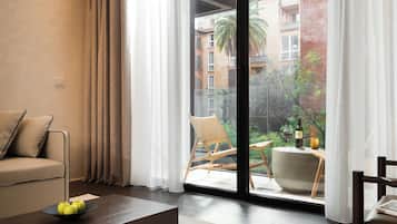 Large Studio with Balcony | Coin séjour | TV connectée de 50 pouces avec chaßnes numériques