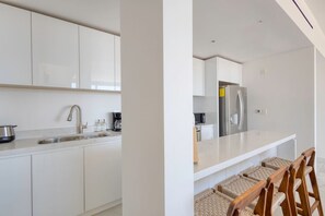 冷蔵庫、電子レンジ、オーブン、コンロ