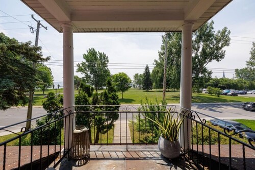 Waterfront Spacious 4-bedroom house with WiFi and AC in gorgeous Pointe-Claire