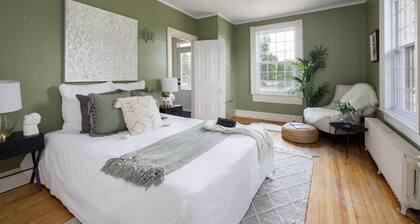 Waterfront Spacious 4-bedroom house with WiFi and AC in gorgeous Pointe-Claire