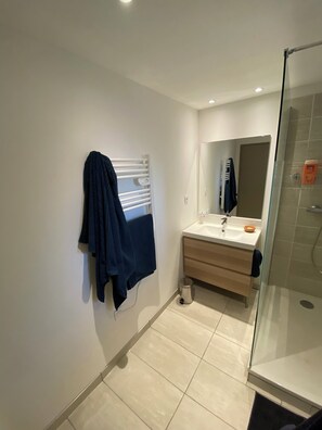 Douche, sèche-cheveux, serviettes fournies, savon