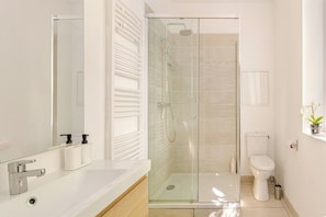 Shower, hair dryer, towels, soap - Charming house with garden near Lyon, airport and Eurexpo (Jonage)