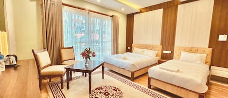 Quarto triplo premium, várias camas, para não fumantes, vista para a cidade | Wi-Fi de cortesia