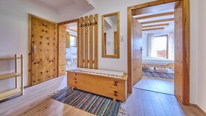 A room with a wooden bed, a bench, a mirror, and a wooden wardrobe. - Krapflhof (Weisspriach)