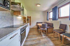 Apartamento clássico, sacada, vista para a montanha | Cozinha privada