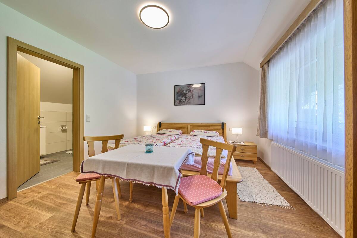 Klassieke tweepersoonskamer, niet-roken, uitzicht op bergen | 3 slaapkamers, gratis babybedden, gratis wifi, beddengoed