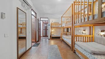 4 bedrooms, iron/ironing board, WiFi, bed sheets