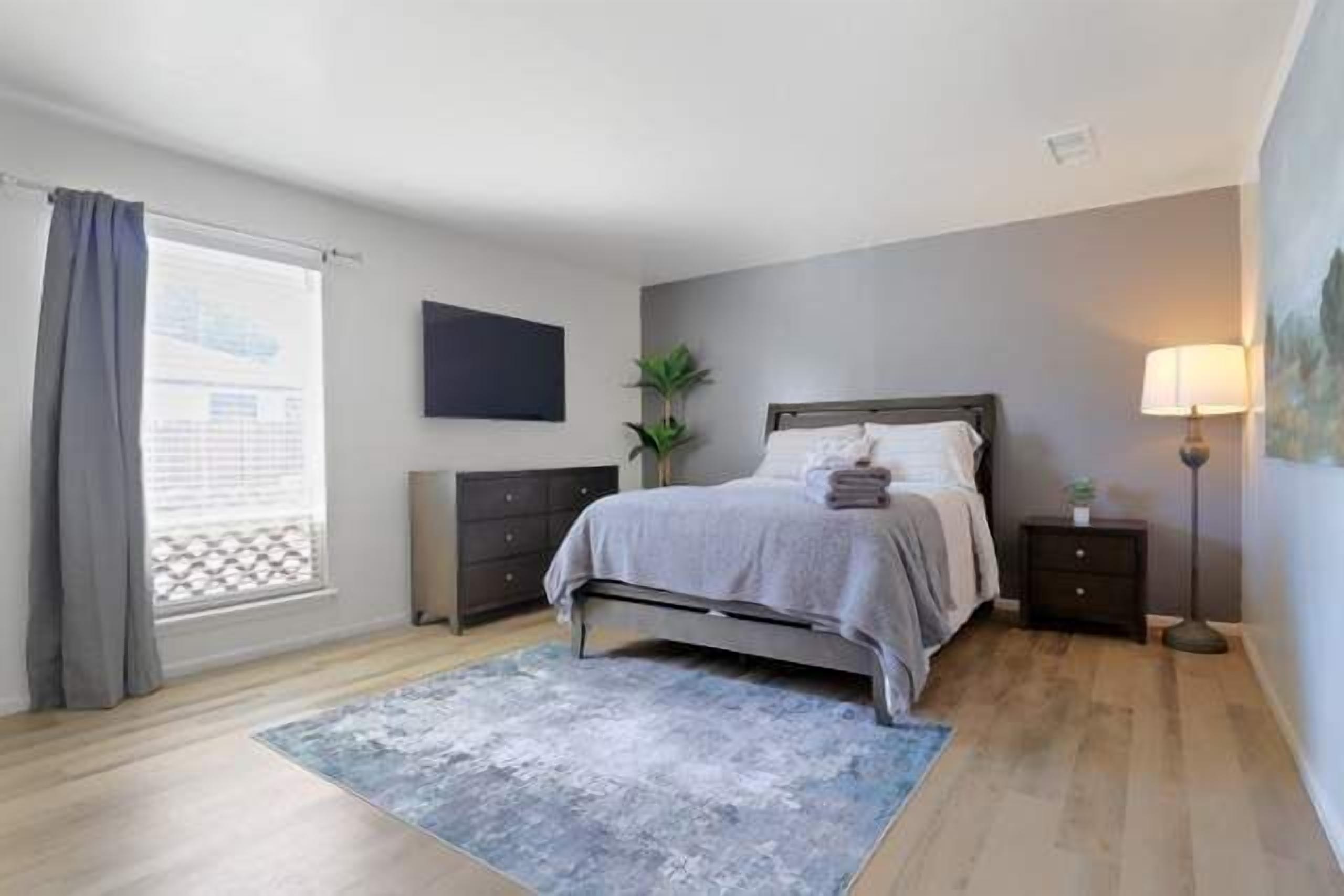2 bedrooms, desk, iron/ironing board, WiFi