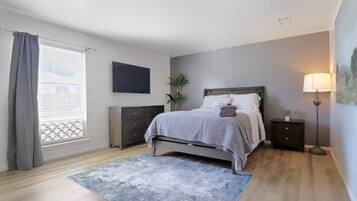 2 bedrooms, desk, iron/ironing board, WiFi