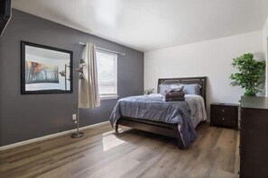2 bedrooms, desk, iron/ironing board, WiFi