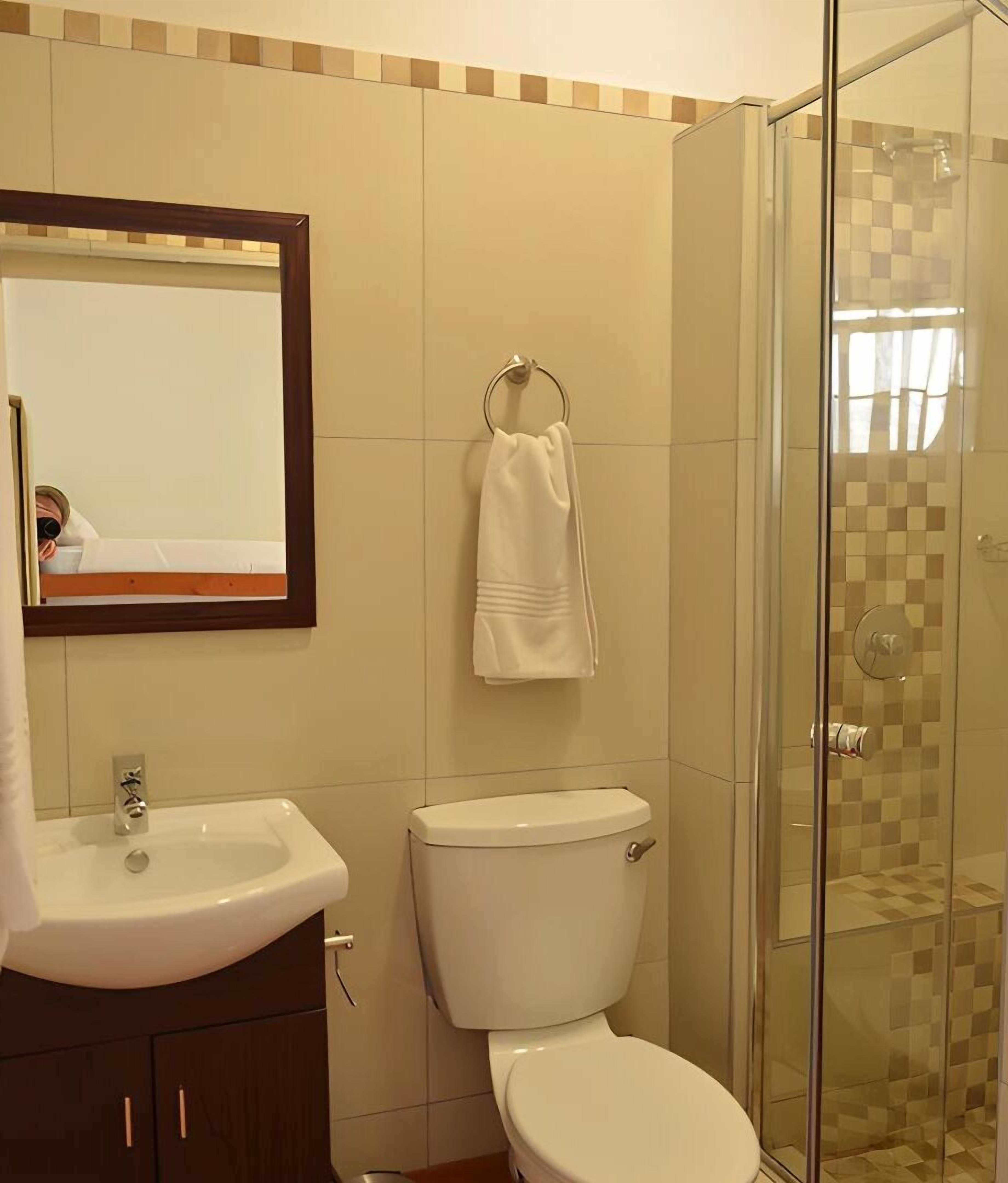 Deluxe Quadruple Room | Bathroom | Hair dryer, towels, soap, shampoo