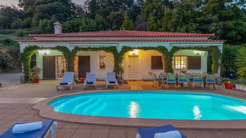 Una piscina al aire libre