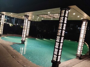 Piscine couverte, maîtres-nageurs sur place