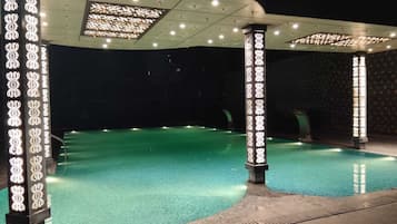 Een binnenzwembad, badmeesters op locatie