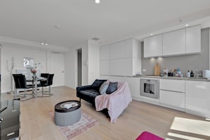 Smart TV - Yarra House apartment with stunning views (South Yarra)