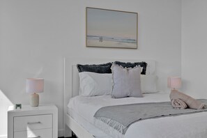 2 bedrooms, iron/ironing board, free WiFi, bed sheets - Yarra House apartment with stunning views (South Yarra)