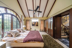 4 bedrooms, iron/ironing board, WiFi, bed sheets - Waterfall Manor Villa by Spacez (Bengaluru)