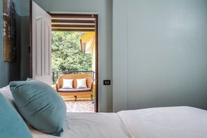 4 bedrooms, iron/ironing board, WiFi, bed sheets - Waterfall Manor Villa by Spacez (Bengaluru)