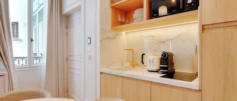 Fridge, microwave, dishwasher, coffee/tea maker