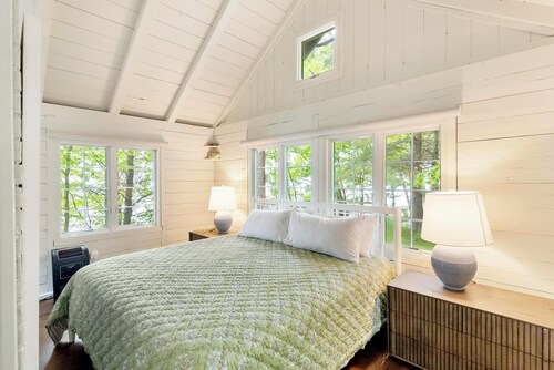 The Blissful Cabin -  A cozy one-bedroom cabin with a fireplace.