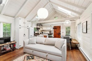 Smart-TV, Kamin, Bücher