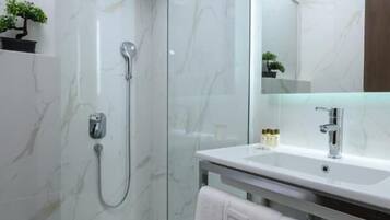 Deluxe Double or Twin Room, Lake View | Bathroom | Shower, free toiletries, hair dryer, towels