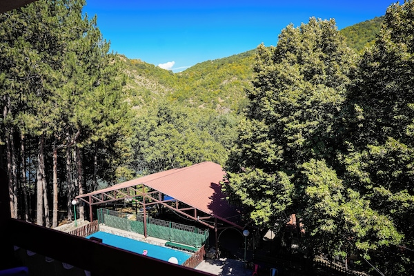 1 habitación, escritorio y espacio para trabajar con laptop