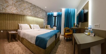 Habitación Deluxe con 1 cama doble o 2 individuales, vistas al lago | Escritorio y espacio para trabajar con un portátil