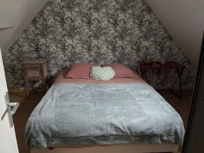 2 室のベッドルーム、デスク、アイロン / アイロン台、旅行用ベビーベッド