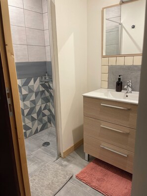Een haardroger, handdoeken, zeep, toiletpapier