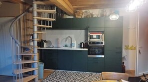 Fridge, microwave, oven, stovetop - Le Gite de Chez Emma. Tenue par Sandra (Léaupartie)
