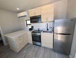 Een koelkast, een magnetron, een oven, een kookplaat