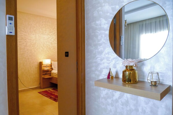 1 غرفة نوم وخزنة داخل الغرفة ومكتب ومكواة/لوح كي