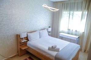 1 間睡房、房內夾萬、書桌、熨斗/熨衫板