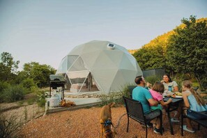 Outdoor dining - Dome Retreat Near Zion. Hot Tub and Sauna. (Glendale)