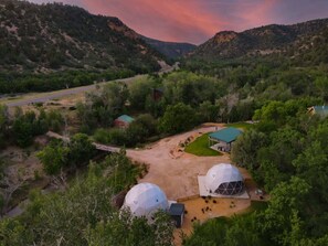 Exterior - Dome Retreat Near Zion. Hot Tub and Sauna. (Glendale)