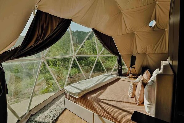 2 bedrooms, iron/ironing board, travel cot, WiFi