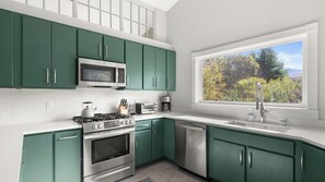 ثلاجة، ميكروويف، فرن، موقد طهي مسطح