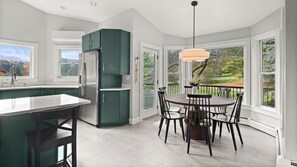 Fridge, microwave, oven, stovetop - Home in Stowe with beautiful view of mountains

 (Stowe)