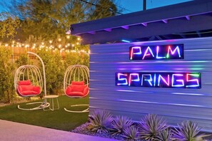 Property grounds - Navigate Stays Iconic Home w/ Salt Pool Spa Casita (Palm Springs)
